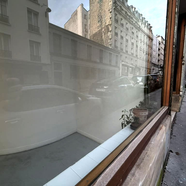 Front window of Mémoire de l’Avenir on rue Ramponeau